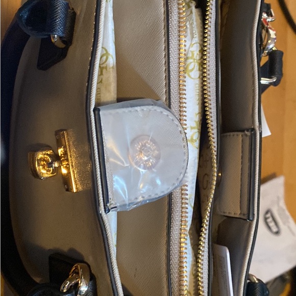 GUESS PURSE BRAND NEW!!!! - Picture 3 of 3